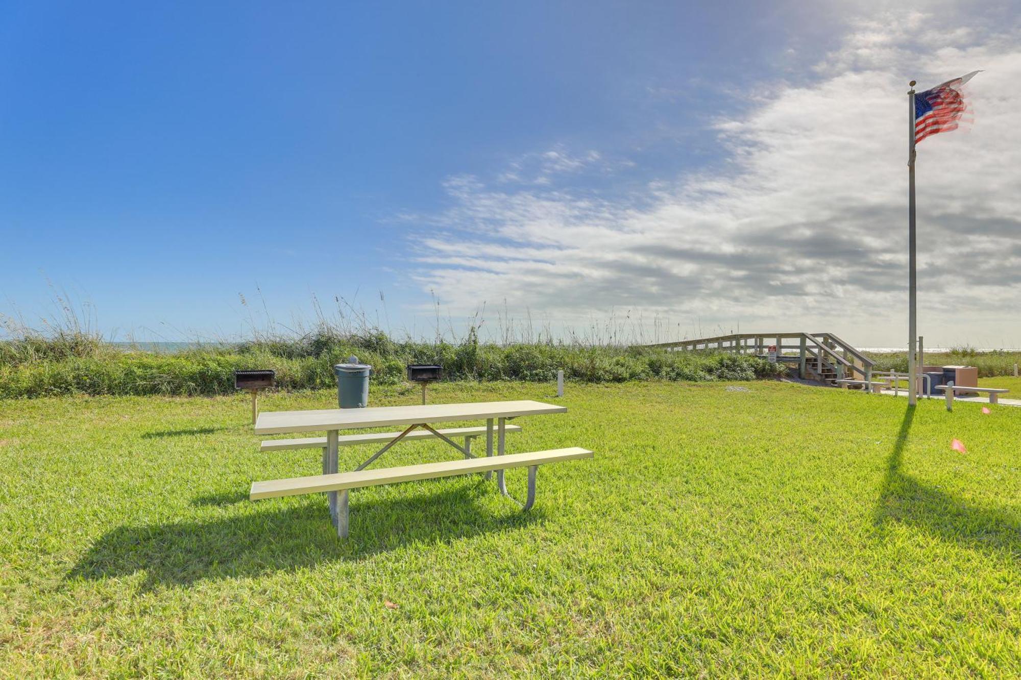 Central Cocoa Beach Condo With View, Steps To Beach! Eksteriør bilde